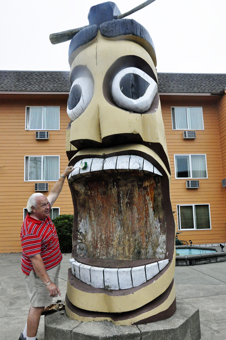 Lee Duquette decided that this totem pole needed its teeth brushed.